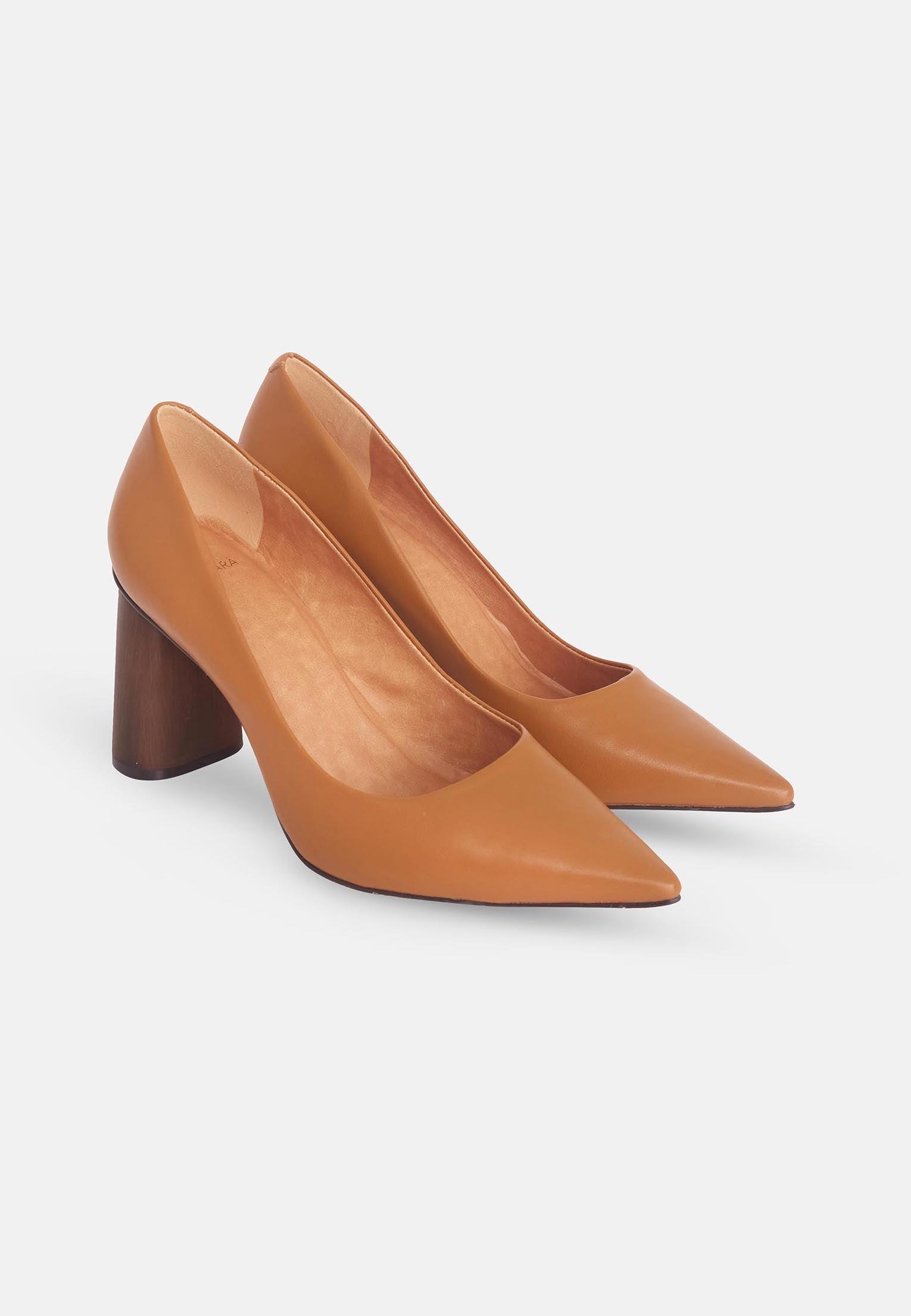 Mangará Plinia Pumps Block Heel in high-quality leather, featuring an 8cm block heel and a soft, breathable lining for comfort.